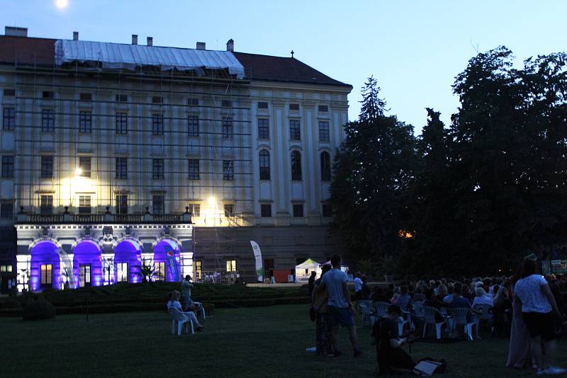 Podzámecká zahrada  posloužila jako kulisa při dalším hudebním vystoupení z cyklu Kultura pod hvězdami.