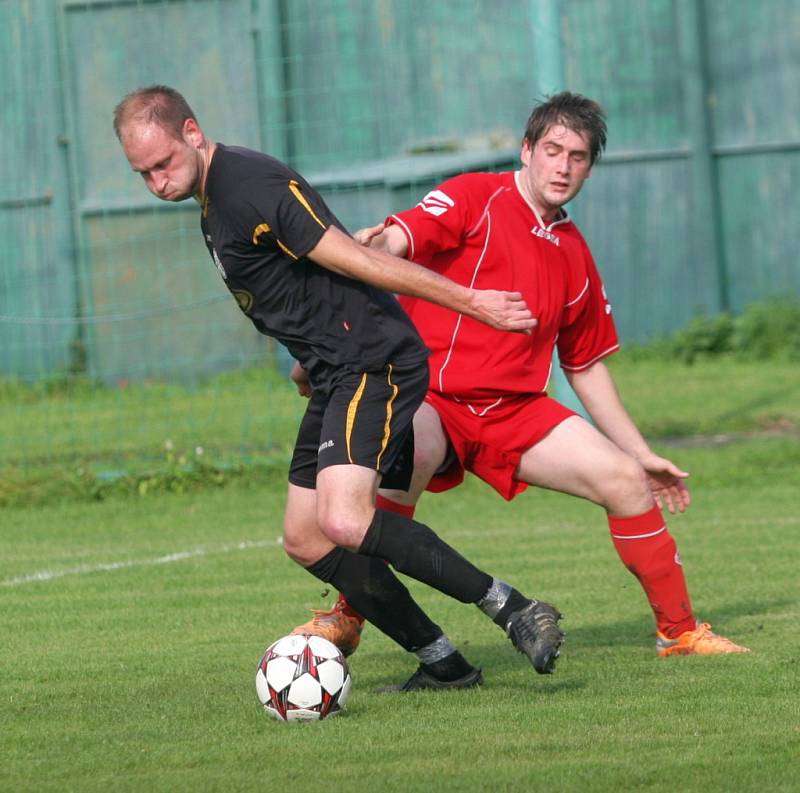 Fotbal II. třída OFS Kroměříž: Holešov B (černí) - Rataje