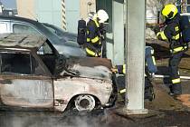 V Holešově hořelo v popelnicích, chytlo i vedle zaparkované auto.