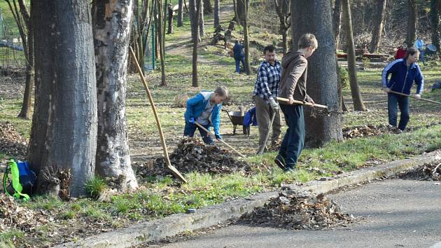 Na čtyři desítky brigádníků se v Holešově připojily k akci Ukliďme Česko: projekt tam organizovalo už popáté volnočasové středisko TyMy se spolkem Proud v Americkém parku.