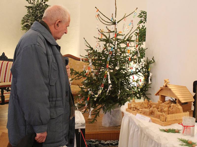 Návštěvníci holešovské výstavy se mohou až do konce prosince kochat třiasedmdesáti betlémy a desítkami baněk z celého světa. O uplynulém víkendu navíc výstavu zpestřila také ukázka řezbářské práce.