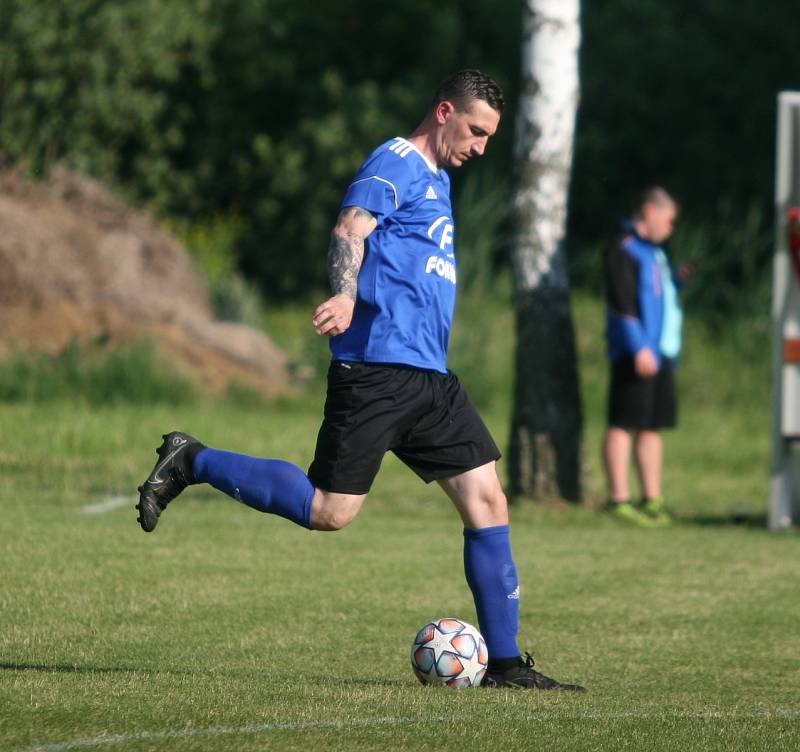 Fotbalisté Záhlinic (v červeném), druhý celek okresního přeboru OFS Kroměříž, doma ve 25. kole rozdrtil poslední Lutopecny 10:1. Již po půlhodině přitom favorit vedl o pět gólů.