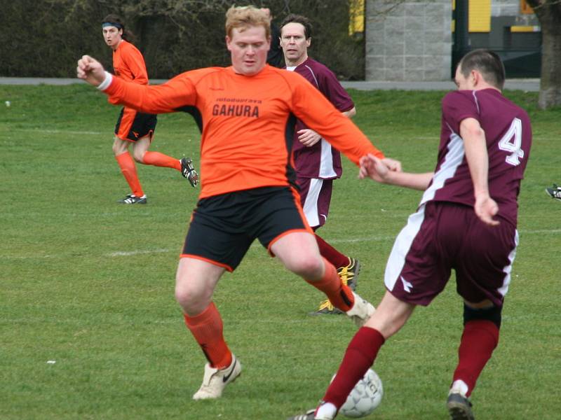 OPRAVA. Fotbalisté Lubné ( oranžové dresy) budou chtít navázat na vítěznou sérii.