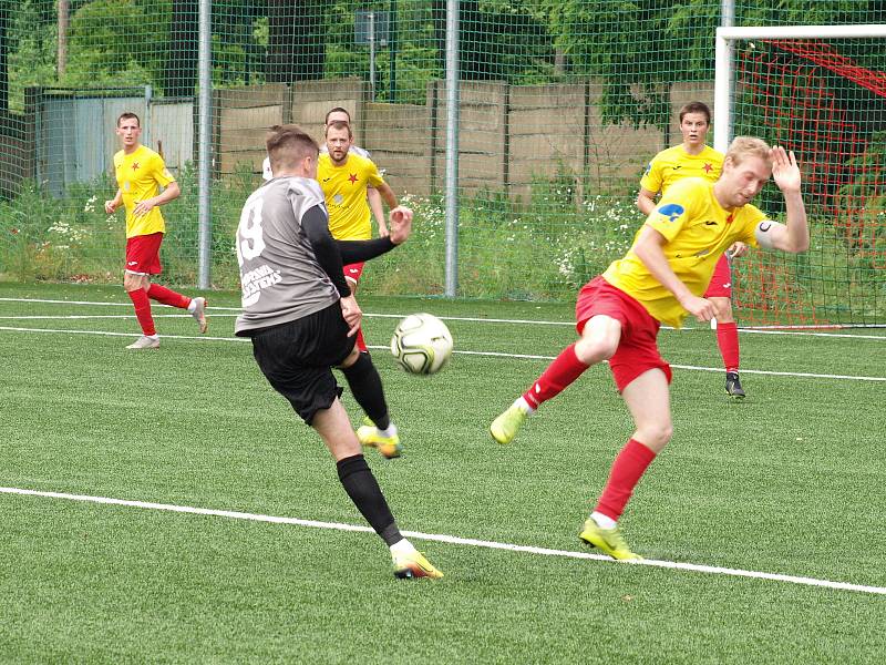 Fotbalisté Kroměříže (ve žlutých dresech) v pátečním přípravném zápase prohráli v Hodoníně 1:3.