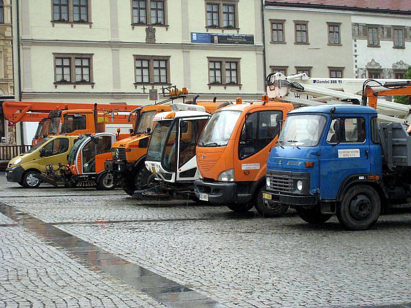 Velké náměstí v Kroměříži obsadily během povodní 2010 autobusy společnosti Krodos bus i městské hromadné dopravy, a navíc také stroje technických služeb. To proto, aby byly chráněny před případným vylitím řek.