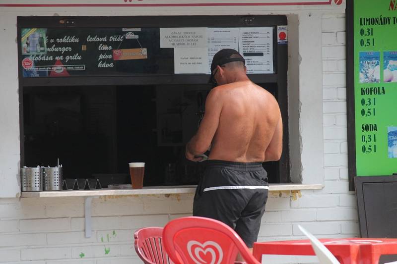 Alkohol se na koupalištích moc nekonzumuje.