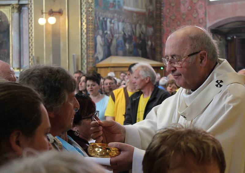 Včelaři se na Hostýně, při své 19. národní pouti, symbolicky loučili s arcibiskupem Janem Graubnerem. Ten pozval věřící na velehradskou pouť v krojích