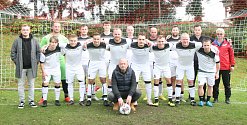 V duelu posledního s prvním domácí fotbalisté z Počenic-Tetětic (v bílém) v rámci 12. kola okresního přeboru OFS Kroměříž Lubné vzdorovali, aby nakonec padli 0:5.