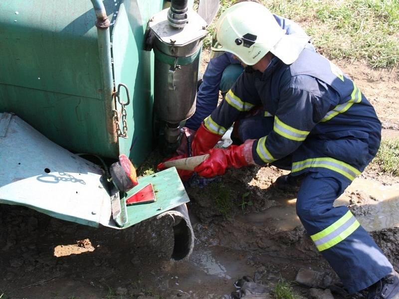 Pomoc hasičů po úniku chemikálie u Holešova.