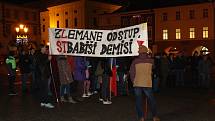 Lidé v Kroměříži demonstrovali 16. prosince na Velkém náměstí proti prezidentu Zemanovi a premiéru Babišovi.