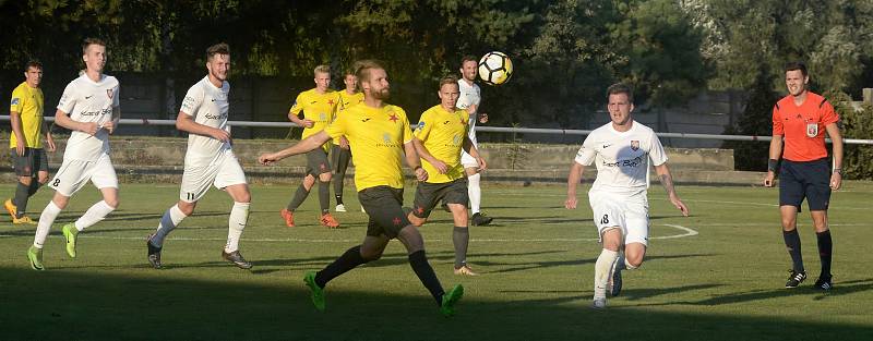 Fotbalisté třetiligové Kroměříže (ve žlutých dresech) porazili divizní Lanžhot 2:0 po prodloužení a postoupili do druhého kola MOL Cupu.