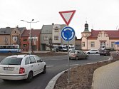 Plynulejší a bezpečnější provoz by měl zajistit nový kruhový objezd v Holešově.