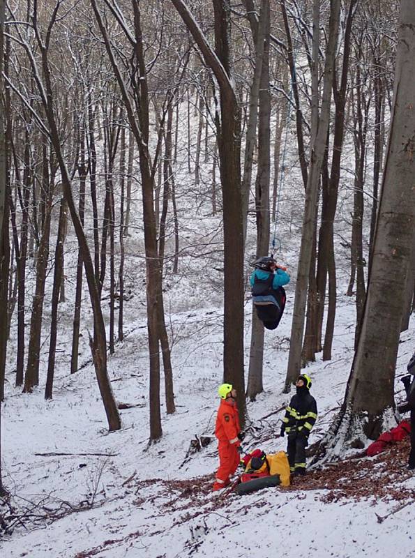 V koruně stromu nedaleko Chvalčova uvízl v neděli 5. ledna 2020 paraglidista.