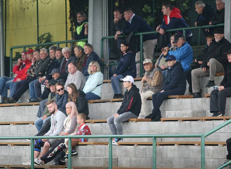 Divizní fotbalisté Holešova (v bílo-černém) doma v rámci 10. kola podlehli 0:1 Novým Sadům.