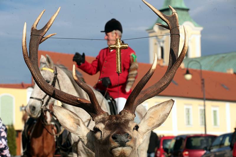 10. svatohubertský den v Holešově.Průvod myslivců , sokolníků a psovodů. Svatohubertská jízda.