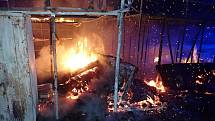 Hasiči zasahují v noci na sobotu 23. května 2020 u požáru v areálu skateparku v Kroměříži.