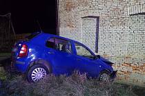 Ve Střížovicích na Kroměřížsku bourala v pondělí 16. ledna dvě osobní auta. Jedno z nich zastavila po střetu až stěna domu.