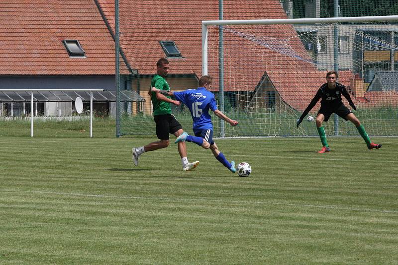 Jubilejní desátý ročník Memoriálu Antonína Vašáka ve Zborovicích ovládli fotbalisté Kvasic (červené dresy).