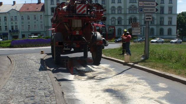 Únik oleje zavinil dopravní zácpy v centru Kroměříže