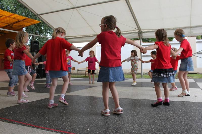 V sobotu se v Rymicích na Kroměřížsku slavilo. A to 660 let od založení obce a 120 let o založení místní základní školy. Na slavnostech předvedli své taneční umění i tamní žáci.