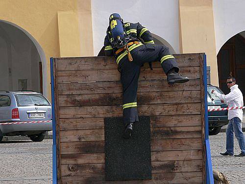 Hasiči poprvé přísahali a hledali toho nejtvrdšího