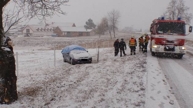 Sníh přinesl nehody, při té u Roštína se zranili tři lidé, z toho dvě děti  