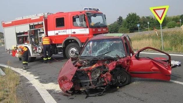 Vrtulník musel v pátek 14. srpna ráno transportovat do nemocnice řidičku auta, které havarovalo nedaleko Holešova. Z vozu ji předtím museli vyprostit hasiči.