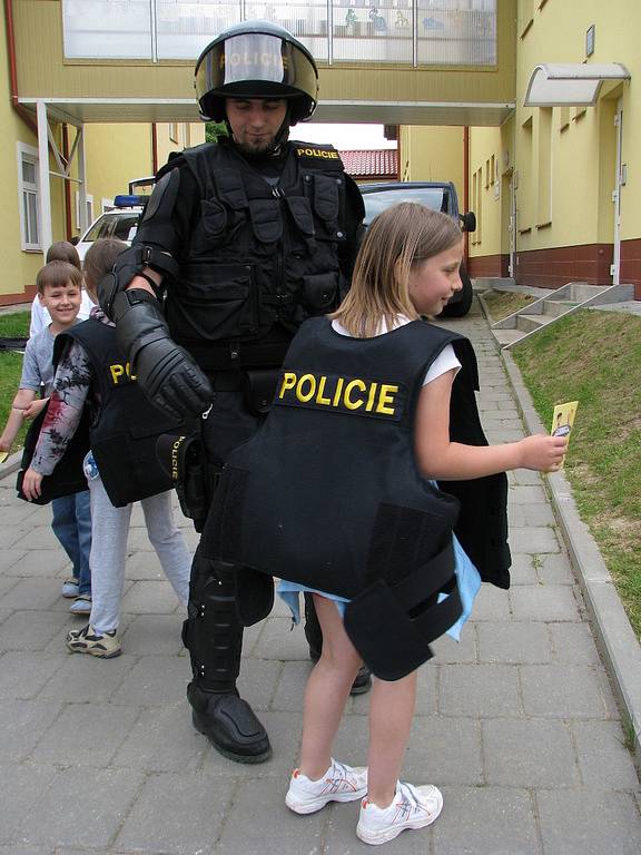 První soutěže připravili kroměřížští policisté pro děti ze základní školy v Žeranovicích.