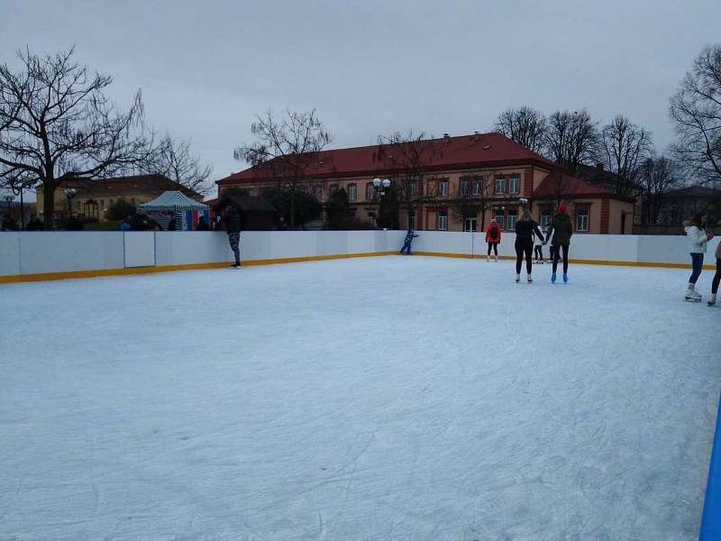 Venkovní ledová plocha v Kroměříži na Hanáckém náměstí.