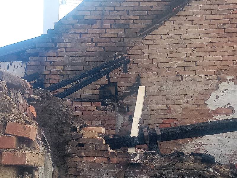 Sousední dům ve Chvalnově poškozený požárem