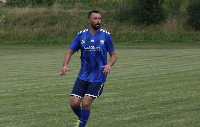 Jubilejní desátý ročník Memoriálu Antonína Vašáka ve Zborovicích ovládli fotbalisté Kvasic (červené dresy).