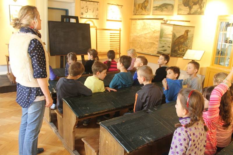 Interaktivní výstava, která nahlíží do historie školství a učeben, probíhá v Muzeu Kroměřížska až do 12. června. Děti si navíc mohou pomůcky i samy vyzkoušet.