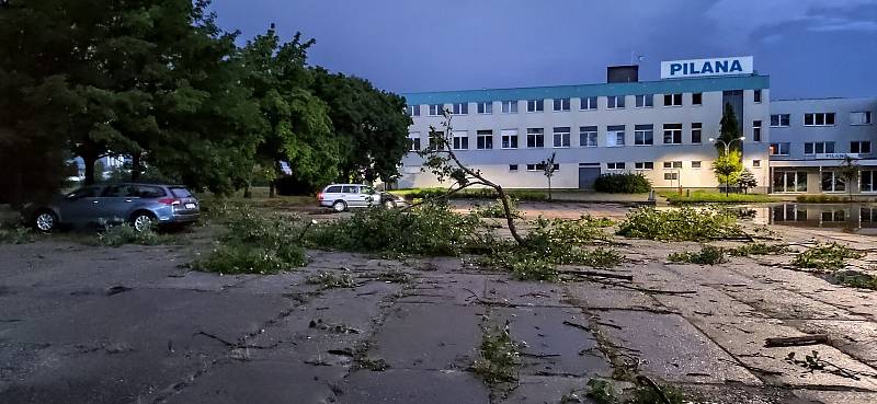 Větve padaly i před hulínskou Pilanou - následky bouřky 28.7.2020