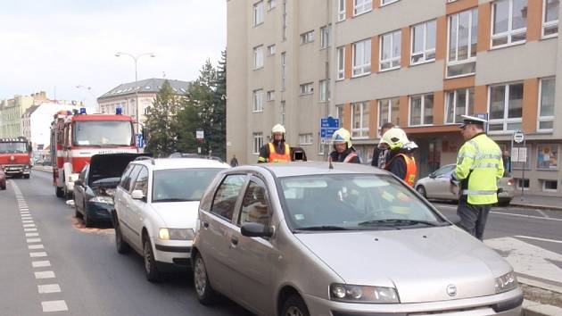 K řetězové srážce tří aut došlo ve středu 8. října v ulici 1.Máje v Kroměříži.