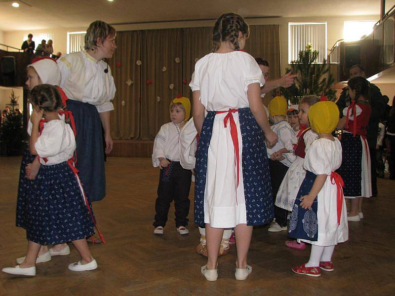 Vystoupení dětských souborů na folklórním bále v Bystřici pod Hostýnem.