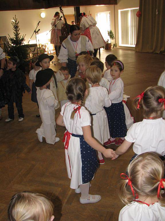 Vystoupení dětských souborů na folklórním bále v Bystřici pod Hostýnem.