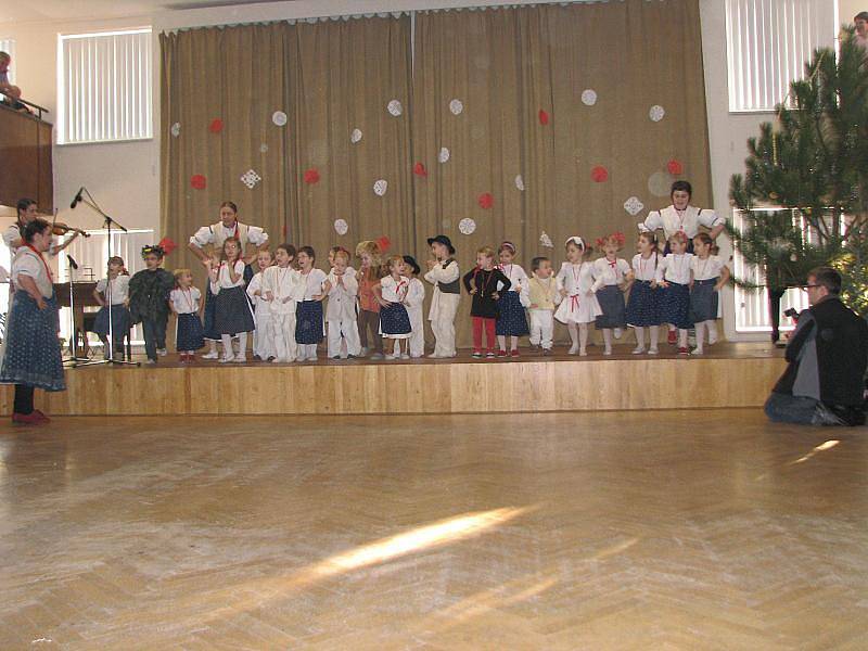 Vystoupení dětských souborů na folklórním bále v Bystřici pod Hostýnem.