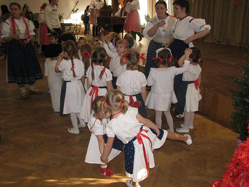 Vystoupení dětských souborů na folklórním bále v Bystřici pod Hostýnem.