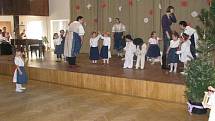 Vystoupení dětských souborů na folklórním bále v Bystřici pod Hostýnem.