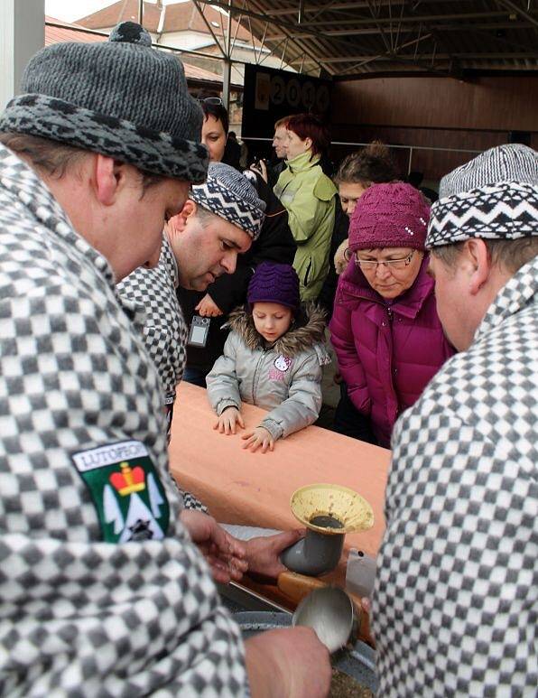 V Lutopecnách oslavili 740 let obří tlačenkou