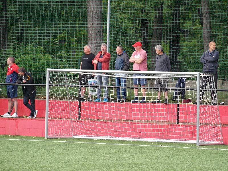 Fotbalisté Kroměříže (ve žlutých dresech) v pátečním přípravném zápase prohráli v Hodoníně 1:3.