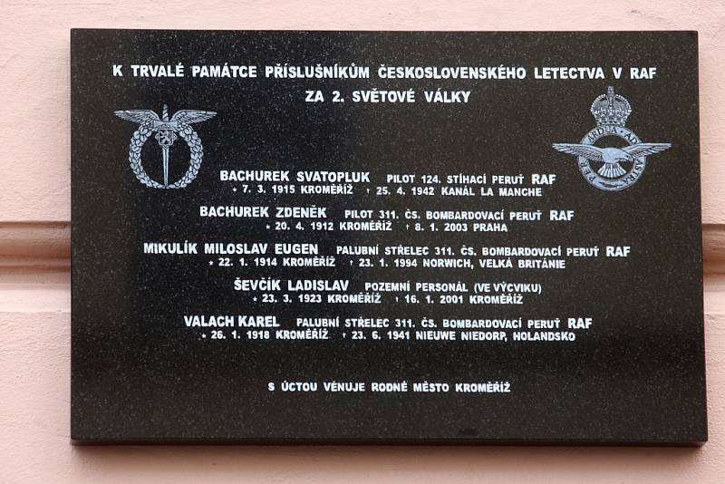 Slavnostní odhalení pamětní desky československým armádním letcům v RAF za II. světové války na Hanáckém náměstí v Kroměříži.