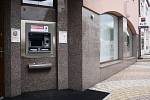 U budovy bývalé Komerční banky funguje už pouze vkladový bankomat.