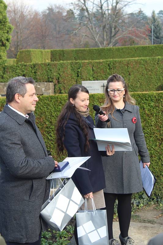 Plaketu za mimořádnou péči o válečné hroby převzalo z rukou Imricha Vetráka zastupujícího Ministerstvo obrany ČR město v roce, kdy si připomínáme sto let od ukončení I. světové války.