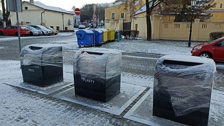 Už od ledna příštího roku zmizí z některých kroměřížských ulic staré plastové kontejnery. Nahradí je nové podzemní a polopodzemní kontejnery.