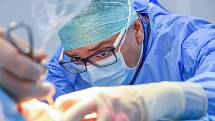 Už 10 let se primář ortopedického oddělení Moheb Rafi věnuje operacím velkých kloubů.