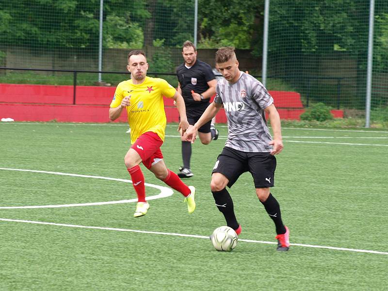 Fotbalisté Kroměříže (ve žlutých dresech) v pátečním přípravném zápase prohráli v Hodoníně 1:3.