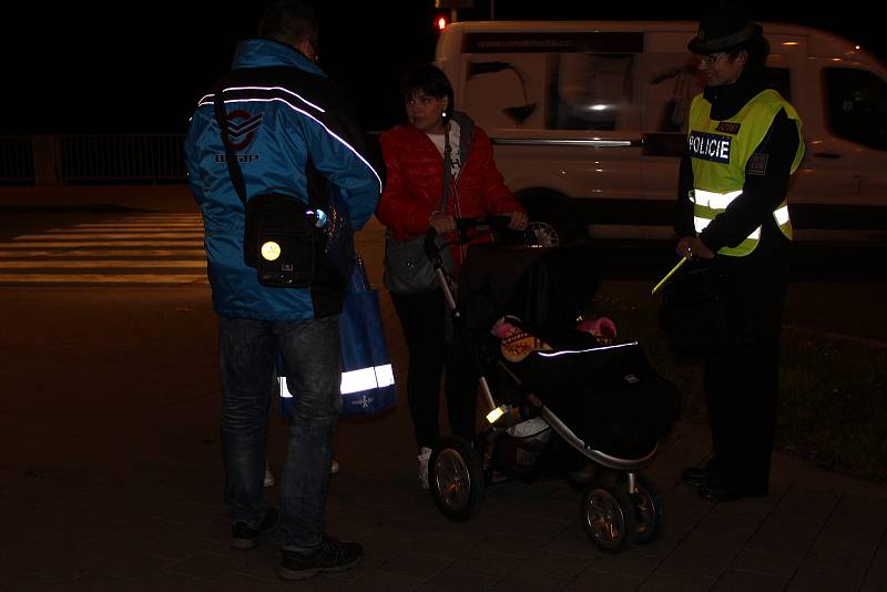 Společná akce policistů a BESIP měla vskutku přátelský ráz: místo represe policisté rizikovým chodcům na místě darovali některý z reflexních prvků, díky kterým je řidiči lépe uvidí.