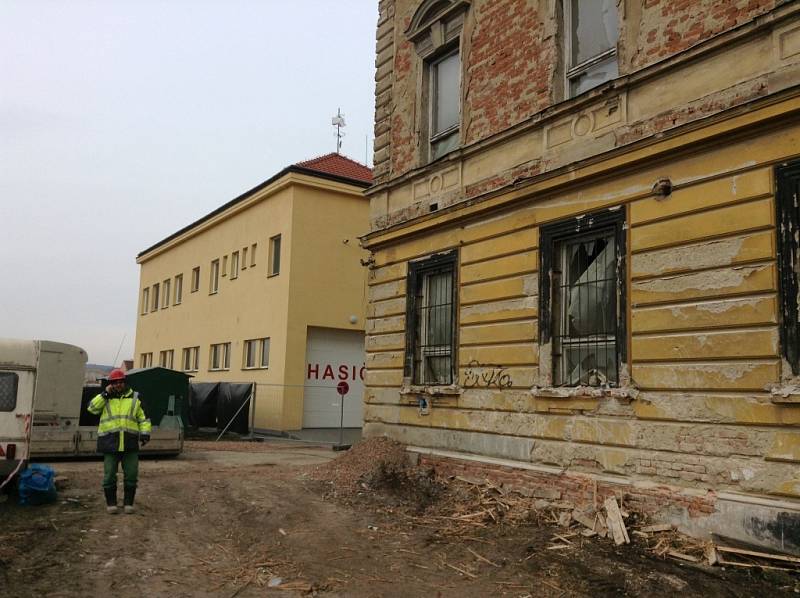 Na Hanáckém náměstí v Kroměříži probíhá demolice bývalých kasáren. Místo nich by měl vyrůst nový polyfunkční dům.