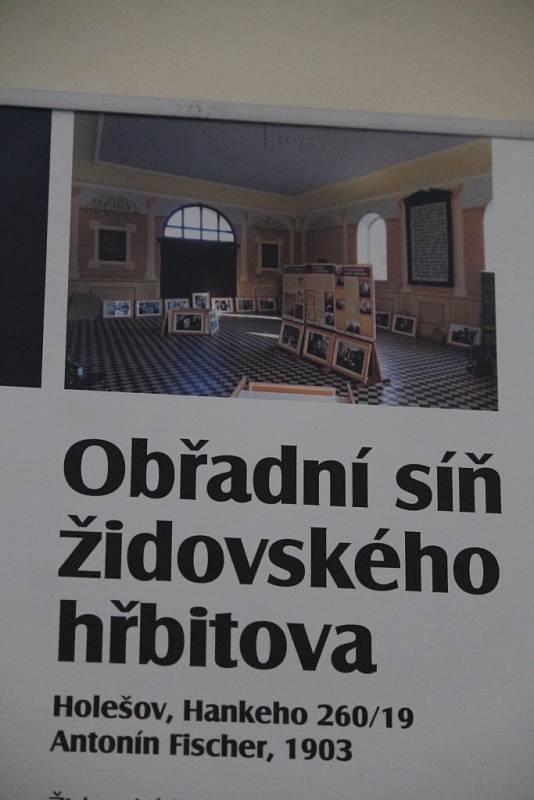 Holešovský zámek nabízí výstavu Antonína a Vladimíra Fisherových známých stavitelů, kteří ve městě působili. 